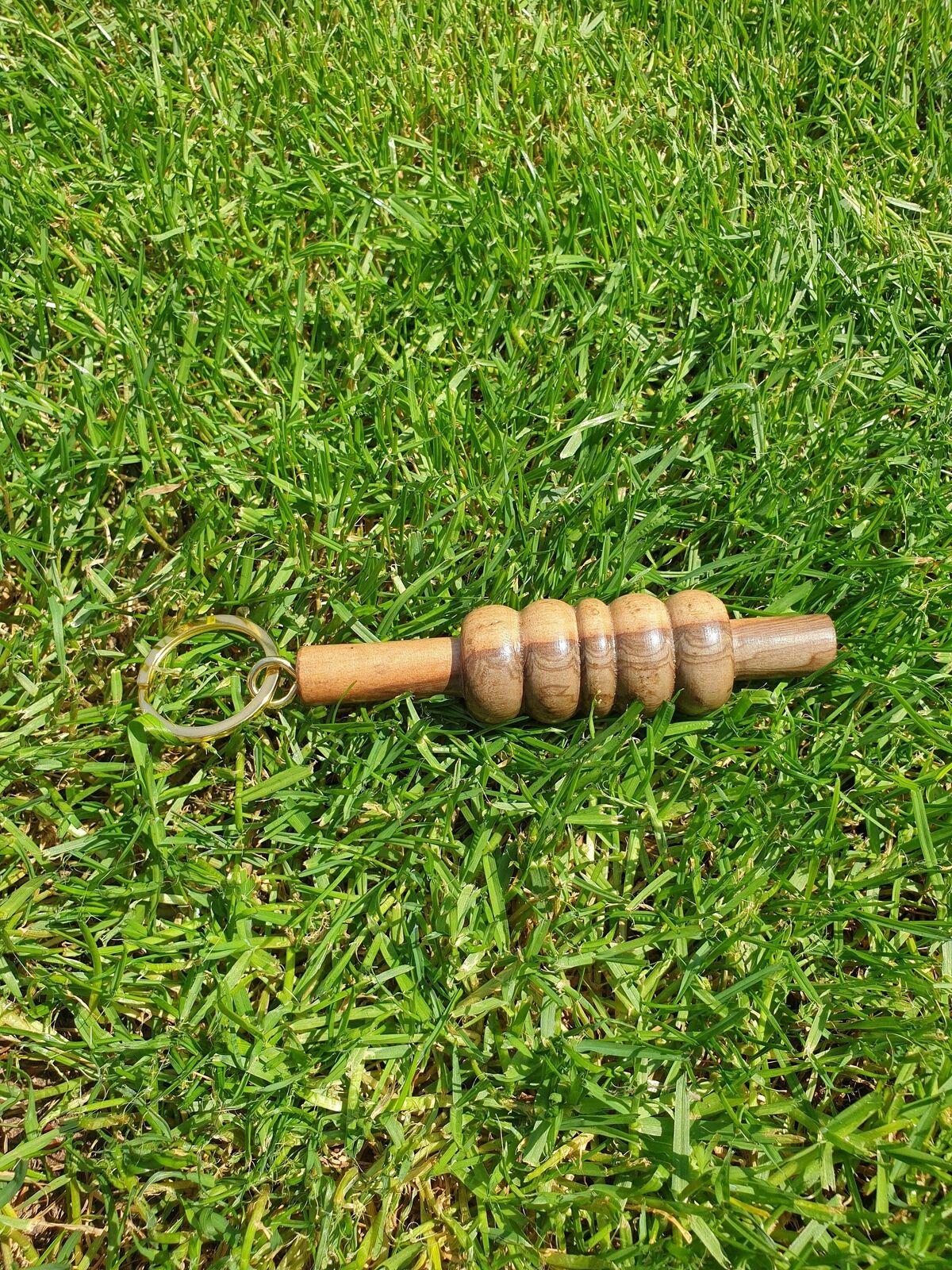 CRICKET-GIFTS Genuine Cricket Bail Keyring | Hardwood Design | Brass Eyelet & Keyring | Ideal for Cricket Enthusiasts, Brown, Brass