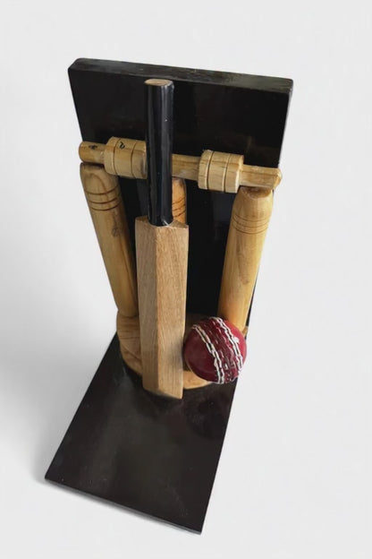CRICKET-GIFTS Cricketing Bookend Single Unit, Wooden, 22cm high, Can also be used as a presentation trophy
